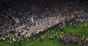 CĐV PSG ăn mừng cuồng nhiệt sau chiến thắng lịch sử ở Allianz Arena